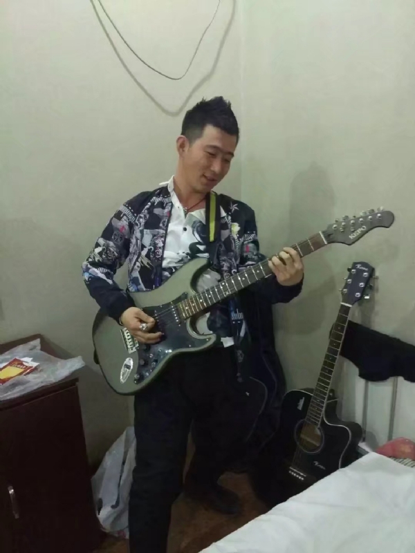 小吉他的第一张照片--渭南相亲服务中心