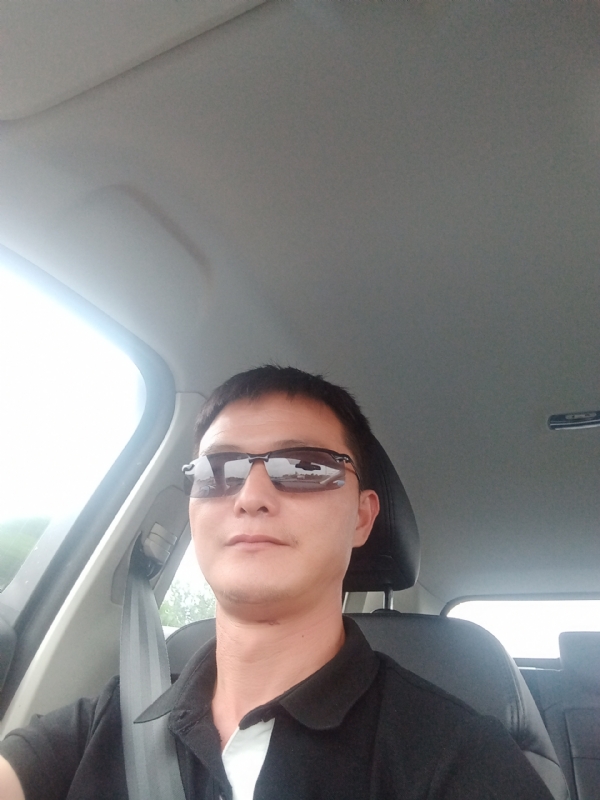 孤独的男人的第一张照片--渭南相亲服务中心