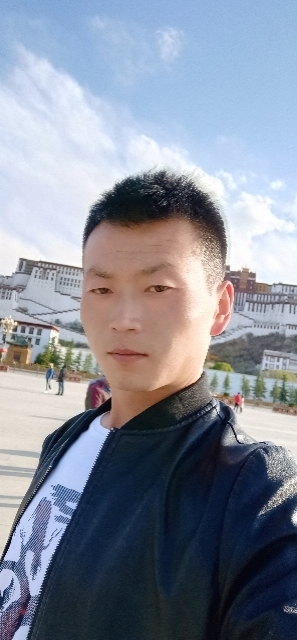 阳光下的小草的第二张照片--渭南相亲服务中心