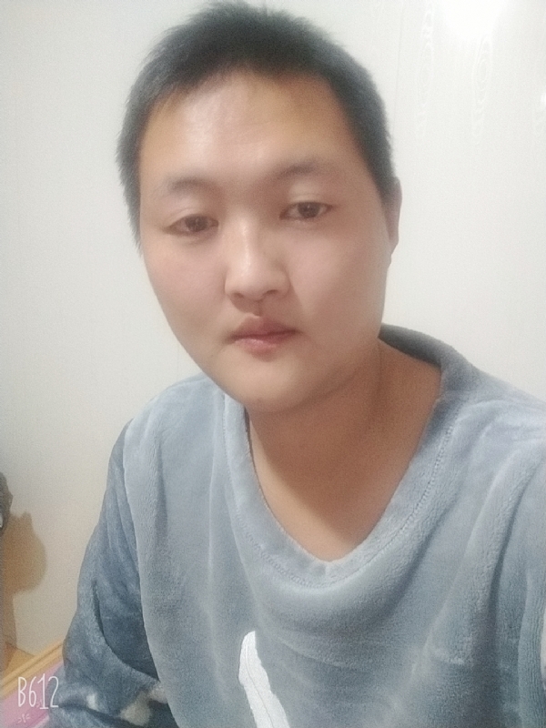 烟圈里透着伤的第二张照片--渭南相亲服务中心