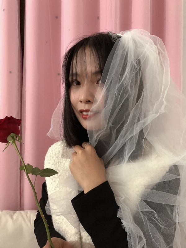 持紫菜包饭的女孩的第一张照片--渭南相亲服务中心
