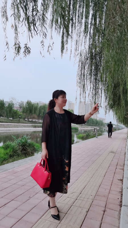 周本玲的第一张照片--渭南相亲服务中心