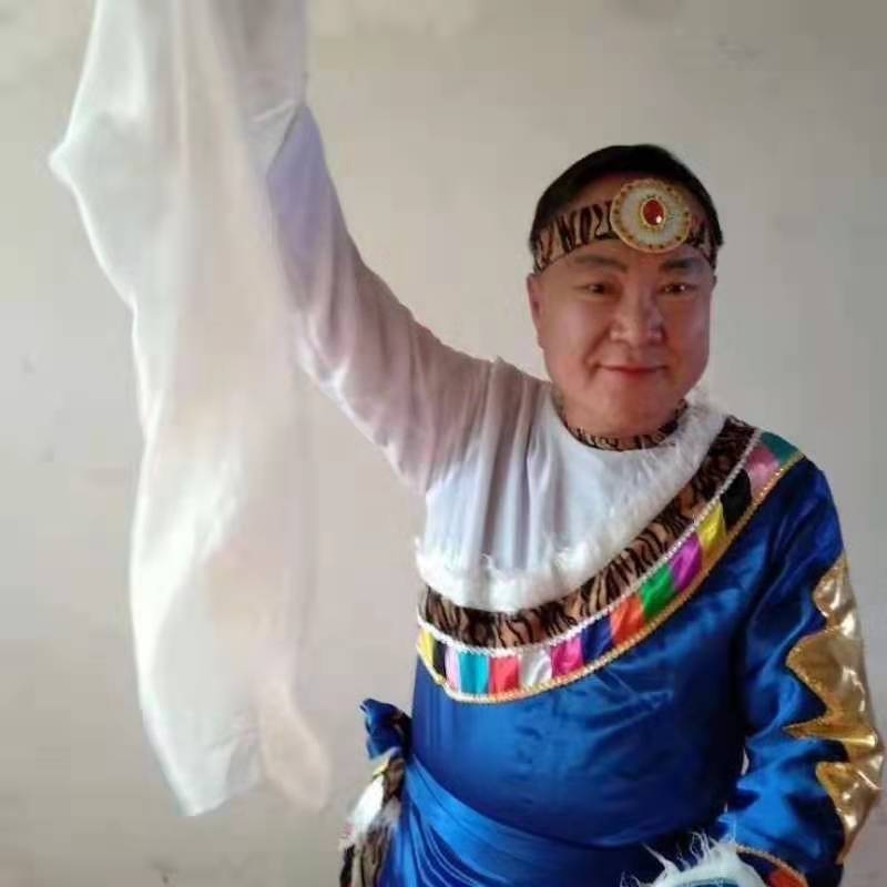 走在冷风中的第一张照片--渭南相亲服务中心