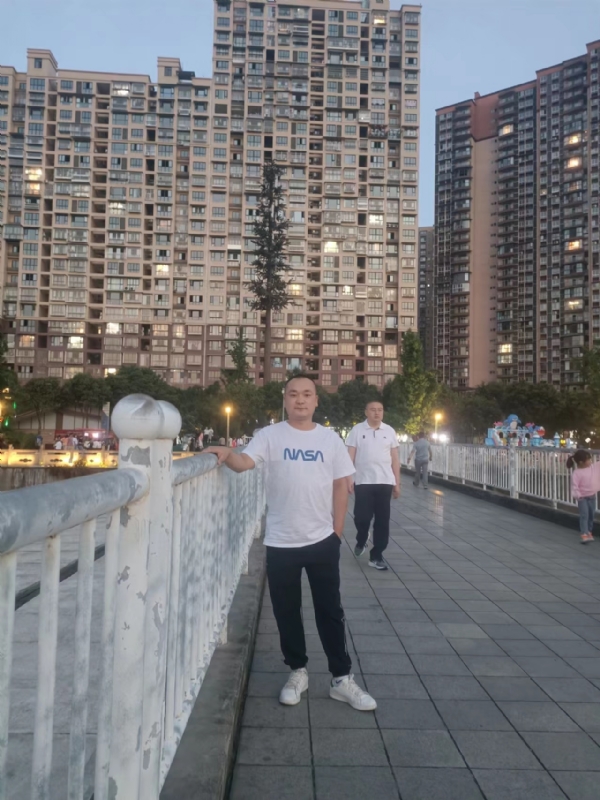 寂寞的男人的第一张照片--渭南相亲服务中心